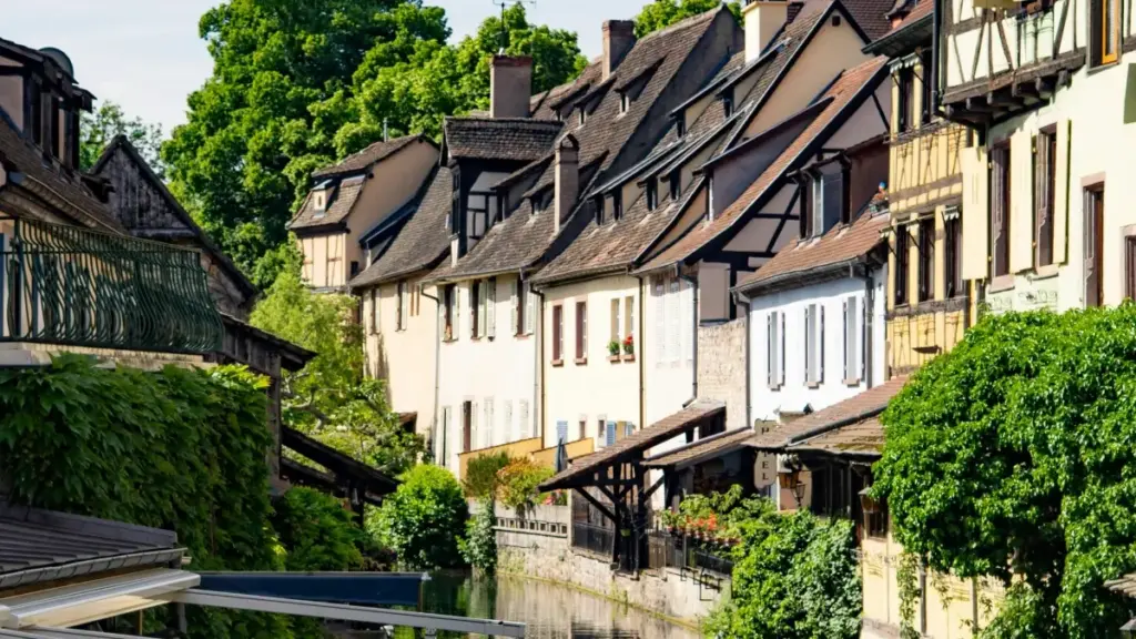 Guide pratique pour les annonceurs au Togo afin de collaborer avec des créateurs WhatsApp aux Émirats Arabes Unis et augmenter les téléchargements d’apps.