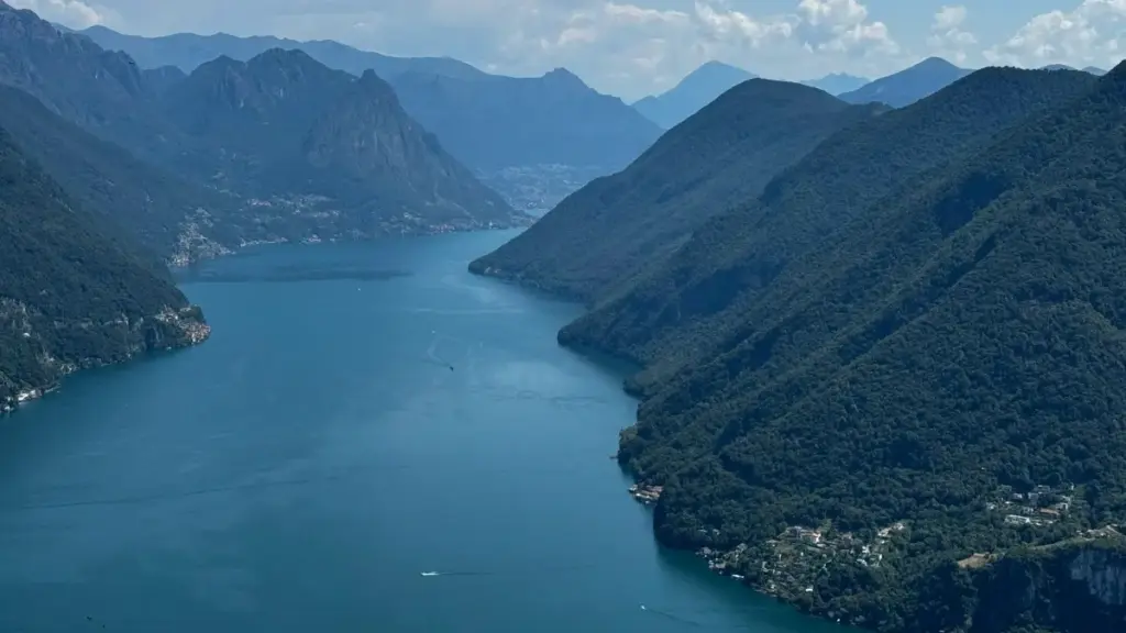 "Agblɔɖeɖeɖe: Nuɖuɖoɖo le tsɔ Russia eBay creators be wòle influencer ŋutiwo ɖe local tours."