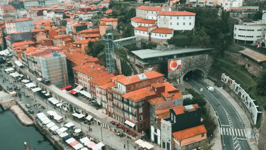 Agbaleɖeɖi meɖi: lɔlɔ̃ ƒe afi siawo ɖe Russia TikTok creators, tɔxɛ yalɛwo kple test market demand.