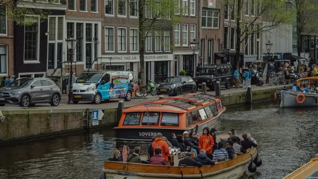 Discover smart ways for Togolese creators to connect with Swedish fashion brands on TikTok to craft standout lookbooks.