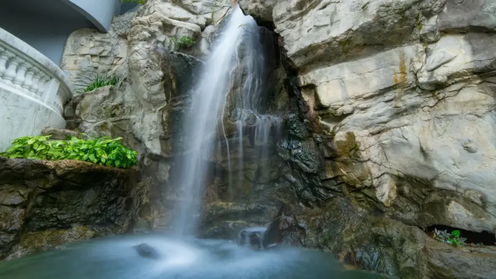 Kpɔɖeŋu ŋuɖe woɖe Cambodia Threads creators vevie ɖe co-branded product drops; teknik, channels, kɔntaktŋutɔwo kple risk-management.